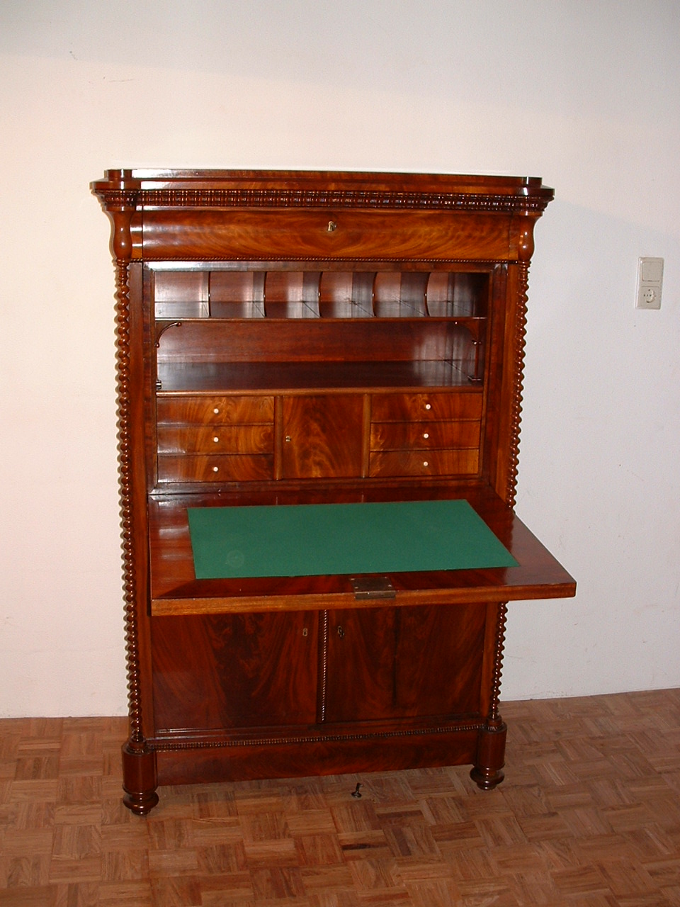 Secretaire kast