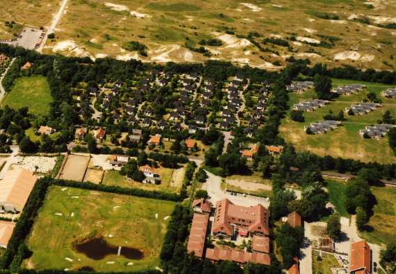 Hierbij een luchtfoto. Rechtsonder de boerderijschuur van De Molenberg en in het midden onderin De Burght. Links bovenaan het parkeerterrein aan de Adriaan van de Weijdeweg.