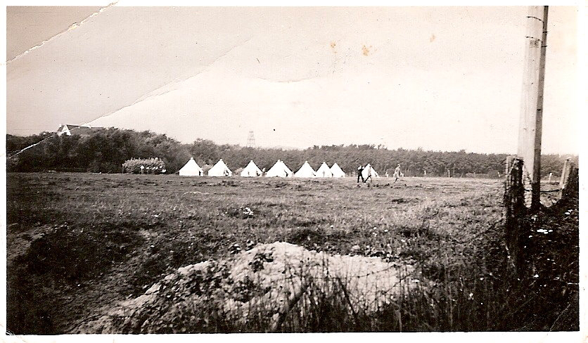 Duinoord met tentenkamp. Links de woning "Duinzicht" van Kees en Maria Boot. (Foto T. Hansse)