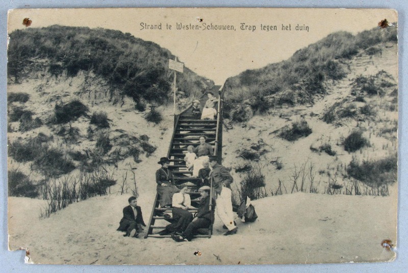 1915. Mensen op het strand in zondagse uitmonstering waren toen zo bijzonder dat ze gefotografeerd werden. De bikini's waren nog ver in de tijd verwijderd.