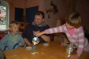 Christoph Wiederhold ist Erzieher im Bauernhof-Kindergarten in Aschwarden. Damit ist er eine Ausnahme in einem Beruf, in dem Frauen noch immer den Ton angeben. Dem 36-Jährigen macht seine Arbeit großen Spaß. GKE: (Gabriela Keller)