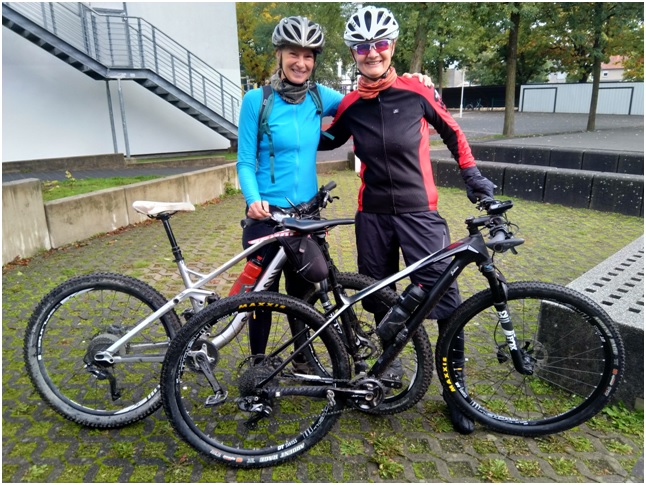 Da freut sich der Veranstalter, viele Radsportlerinnen sind  am Start: hier Sabine Erdmann und Sonja Ickmann vom 1.TriClub Paderborn