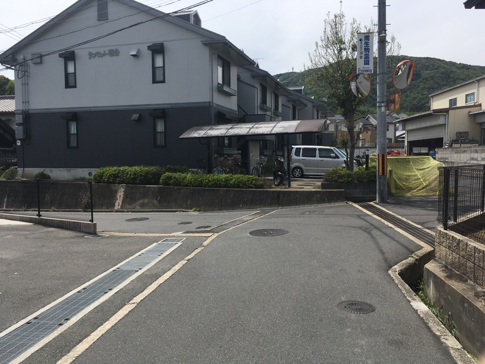 突き当たりを左へ