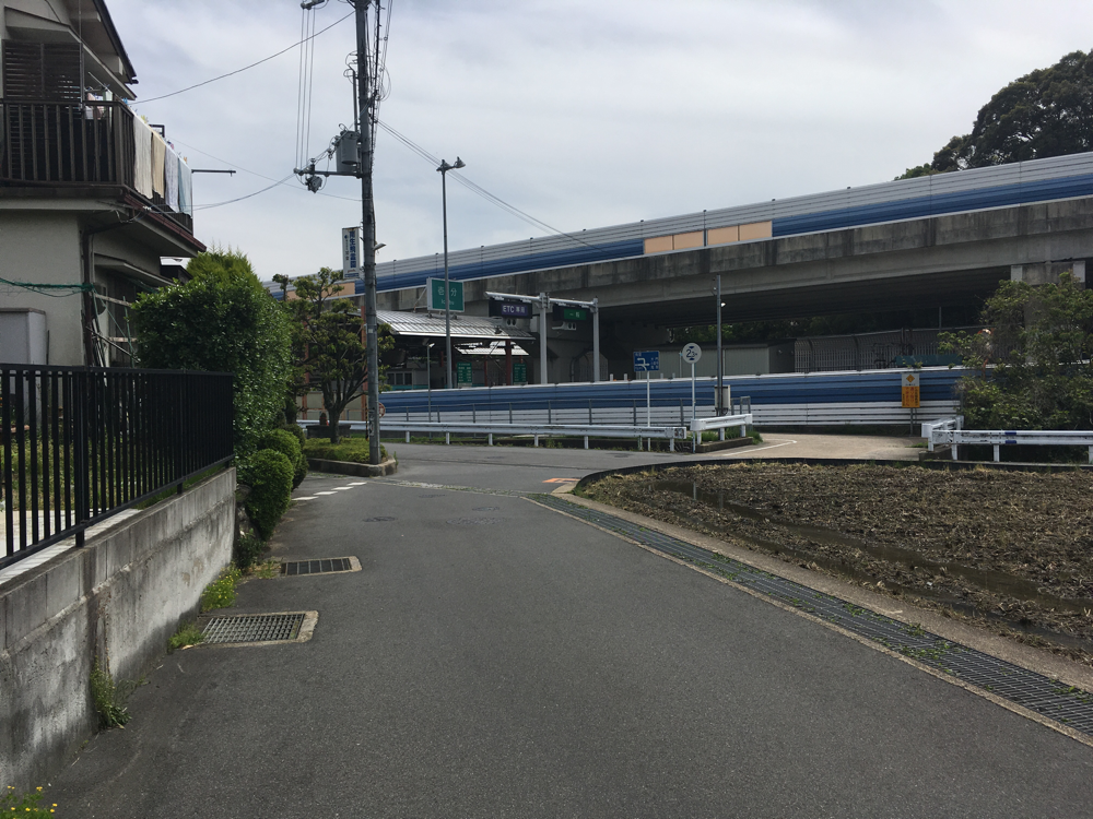 交差点を右へ