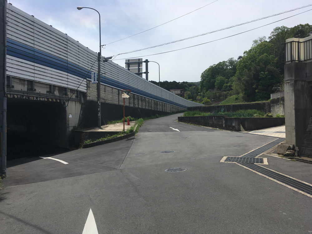 再び交差点があります。交差点を右へ　アスファルトでなく、丸いでこぼこのある道です。