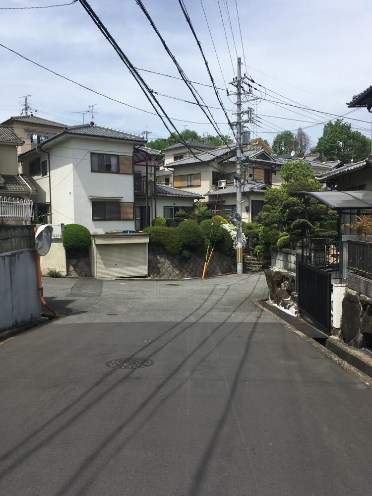 突き当たりの交差点を右へ