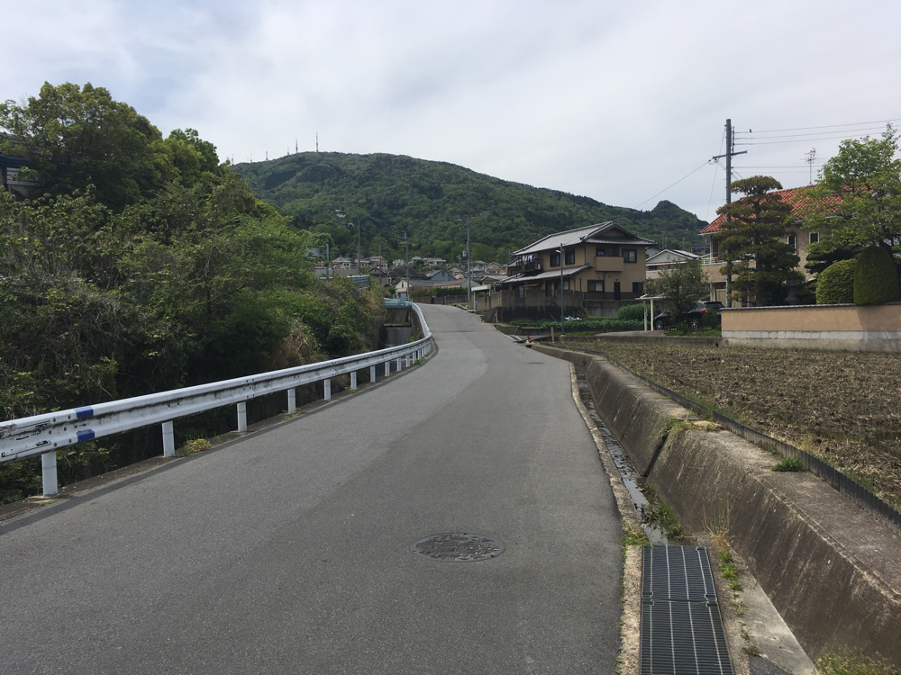 高速道路沿いの道を登ります。しばらくまっすぐ。