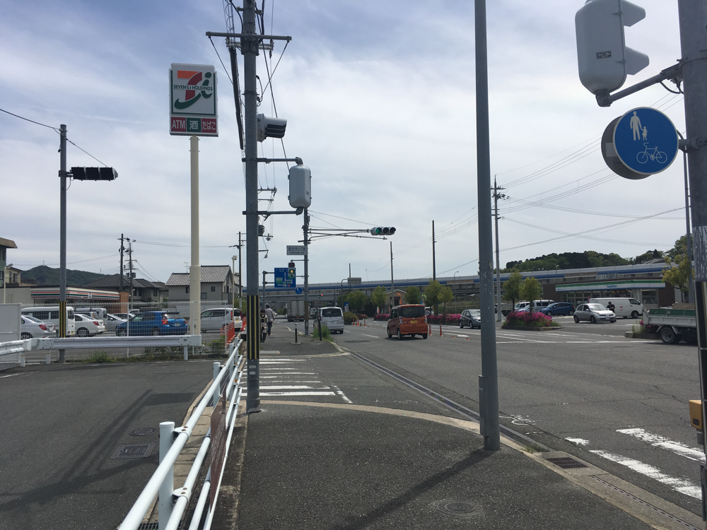 セブンイレブンとファミマが向かい合っている壱分ランプ北の交差点をファミマ側に曲がります。