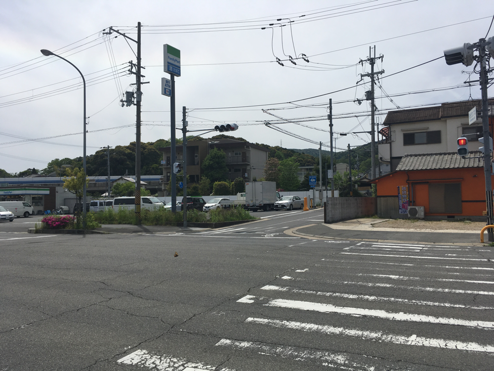 ファミマとオレンジの家の間の道を突き当たりまで進む。