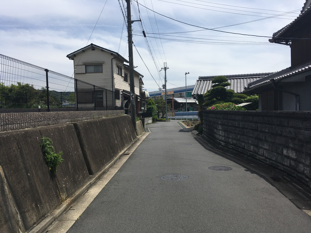 道なりに進みます。道が少し狭いです。