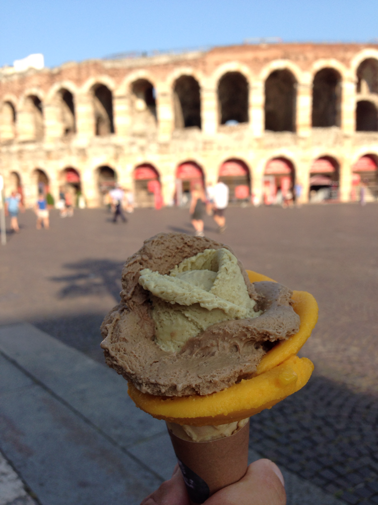 Kunstvoll drapiertes Eis vor der Arena von Verona