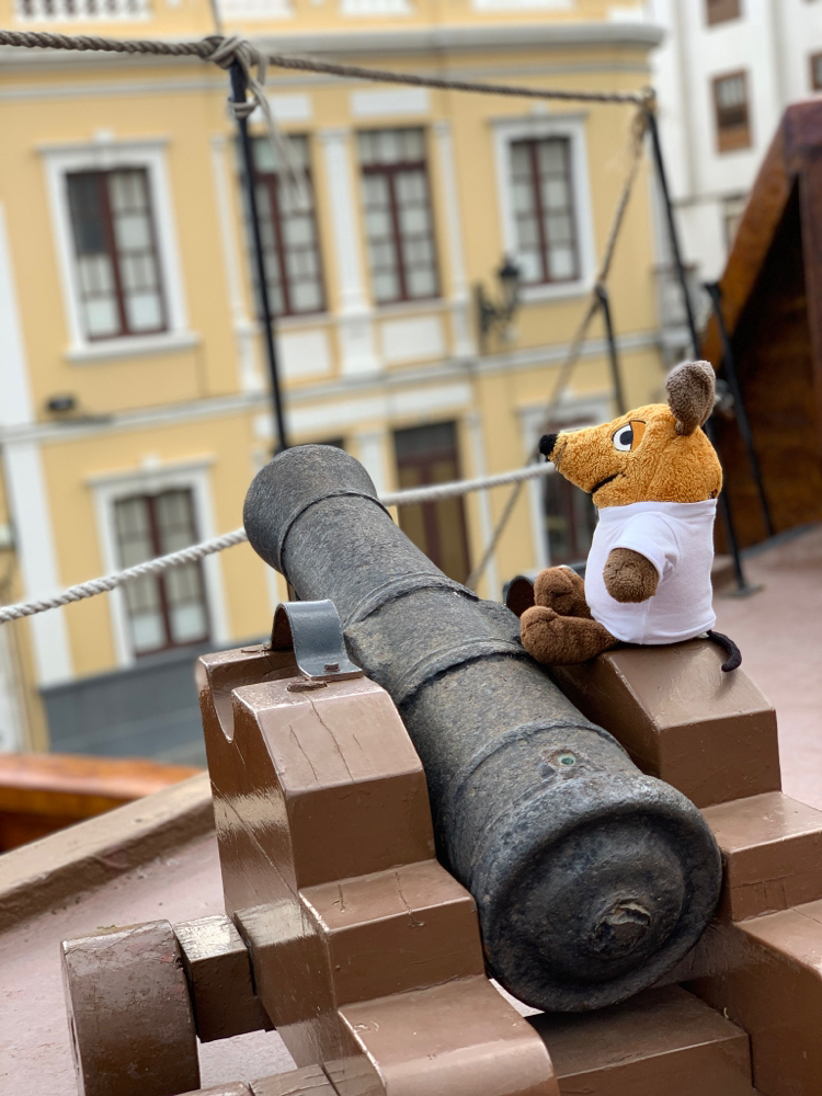 Maus auf dem Nachbau der Santa Maria