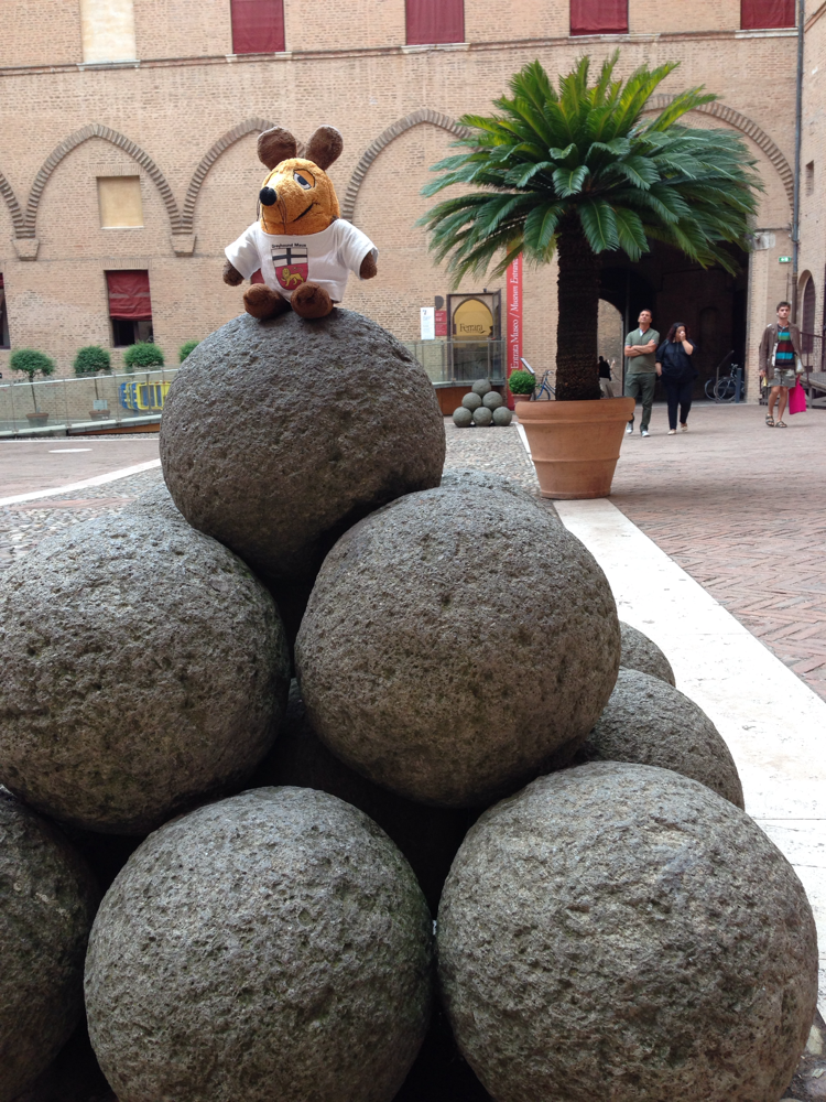 ...und ich wurde wieder übermütig: In der Burg von Ferrara kletterte ich auf diese Kanonenkugeln....