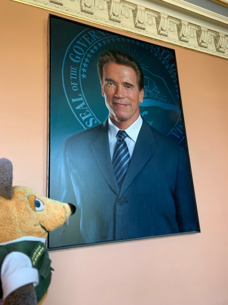 ….Arnold Schwarzenegger hingen alle ehemaligen Gouverneure an den Wänden