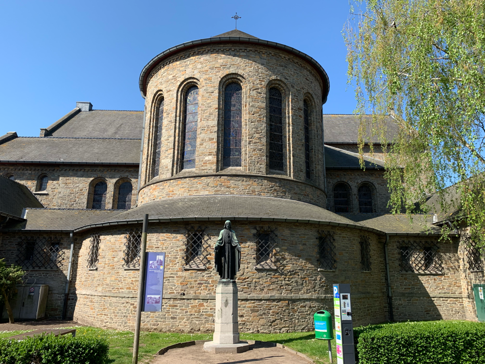 Hinter der Kirche von Torhout