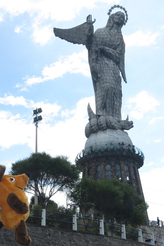 Vor der Statue der Mariana de Jesus - sie ist aus meiner kleinen Maus-Sicht ganz schön groß !