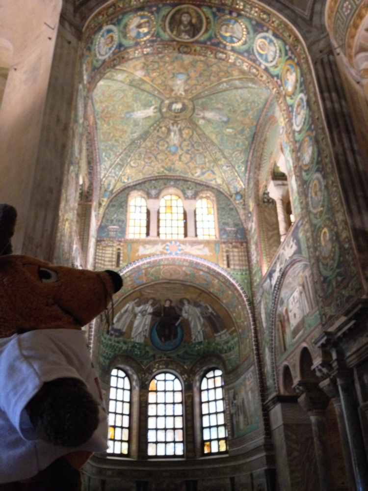 Ich bestaune die Mosaiken in der Basilica di S. Vitale