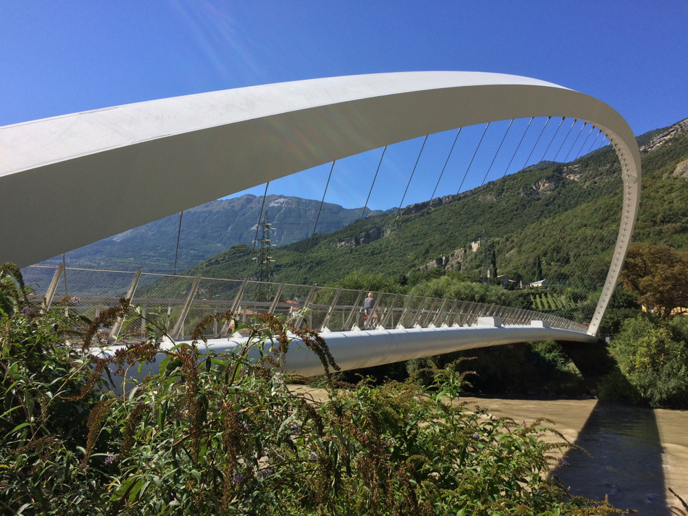 Über diese futuristisch anmutende Brücke über die Etsch führte unser Radweg