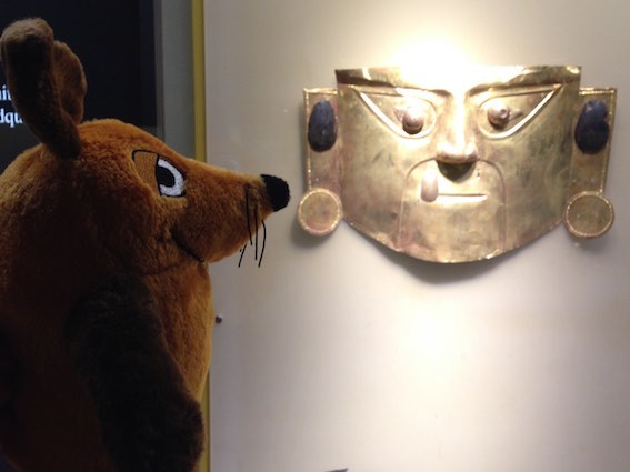 Maus bestaunt die alten goldenen Masken im Museum der Zentralbank