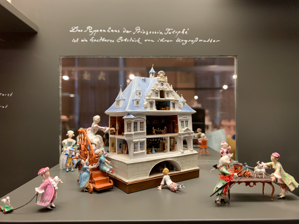 Die Figuren in der Puppenstube sind alle maximal 2 mm groß, aber dennoch lebensecht bemalt.