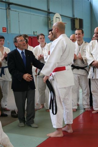 André GAYA, président de la Ligue des Yvelines de Judo remet sa ceinture à Pascal BOUROUMA