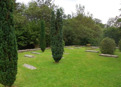 Lestards, pierres tombales de l'ancien cimetière, Clédat, correze, village abandonné, visite, randos, VTT, dos d'ânes, Cheval, fête des roses, cocquelicontes, fête du pain, maquis, 