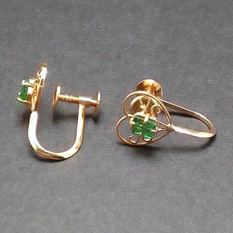 Emerald 18K heart-shaped earrings