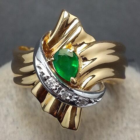18K gold and 900 platinum combination ring with emerald and melee diamonds