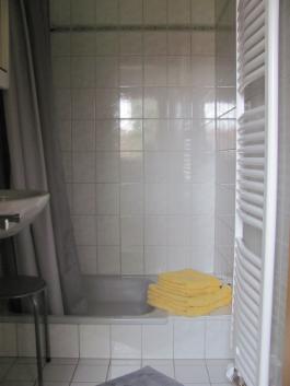 Bad mit Badewanne/Dusche