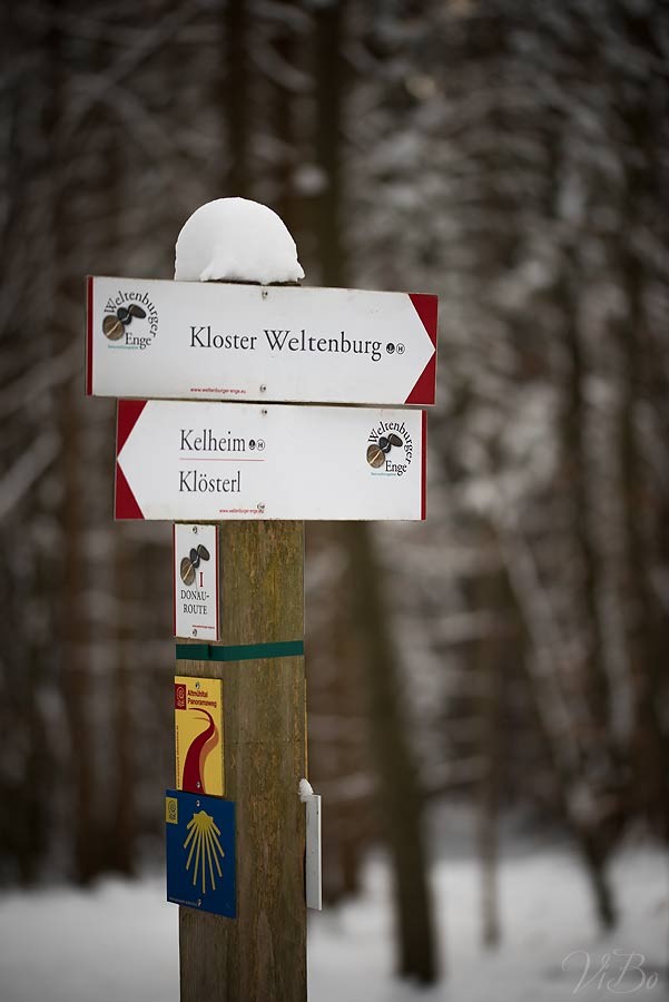 Wegweiser bei Kloster Weltenburg.