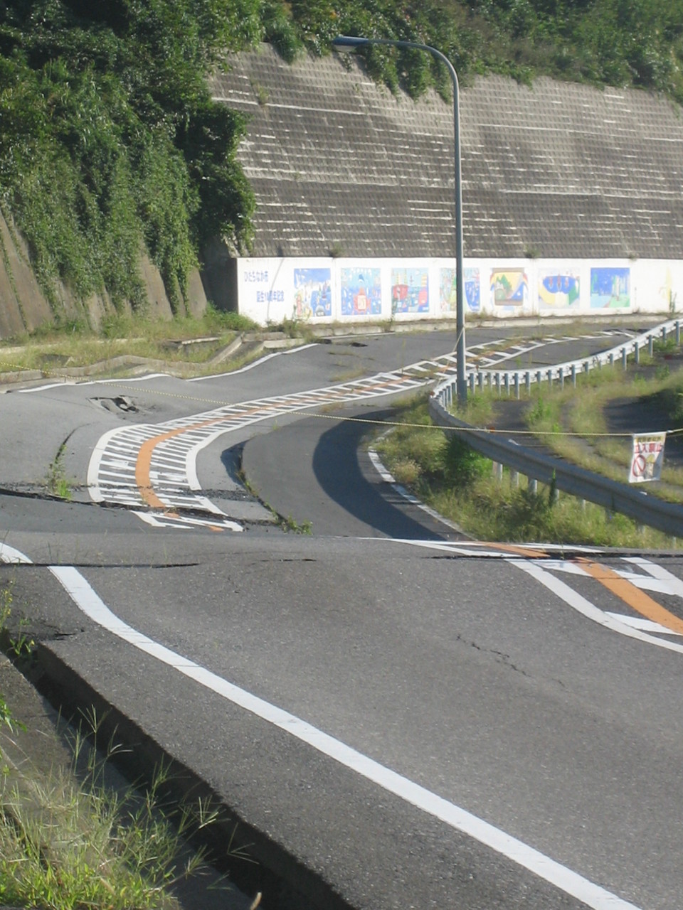 割れて歪んだ海岸道路２。那珂湊。