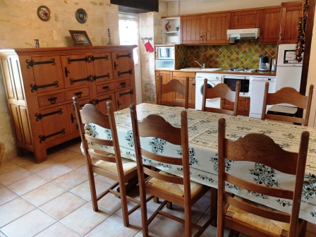 Gîte Le Vieux Frêne : Séjour et cuisine.