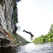 La Dordogne coule à 2 Km Du Gîte le Vieux Frêne et offre des possibilités de baignade en rivière