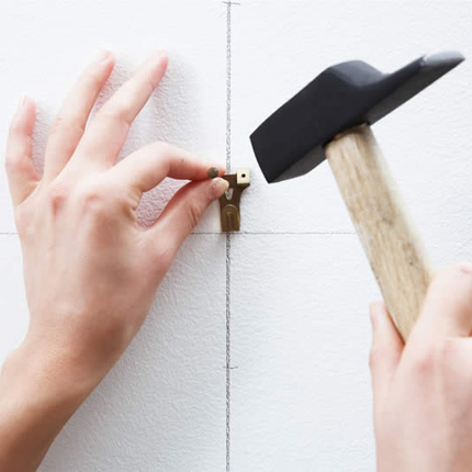 fixer cadre mur accrocher un tableau sans faire de trou dans le mur with fixer cadre - Accrocher Tableau Mur fixer cadre mur accrocher un tableau sans faire de trou dans le mur with fixer cadre - Accrocher Tableau Mur