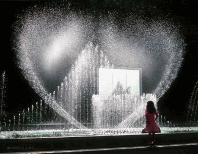 Wasserfontäne in Herzform