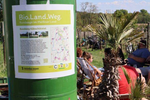 Rundweg Käbschütztal: Plakat auf Litfaßsäule in der Besenwirtschaft "Mauna Beach" des Bio-Weinguts Cambium Compagnie, Foto: EvW 2025