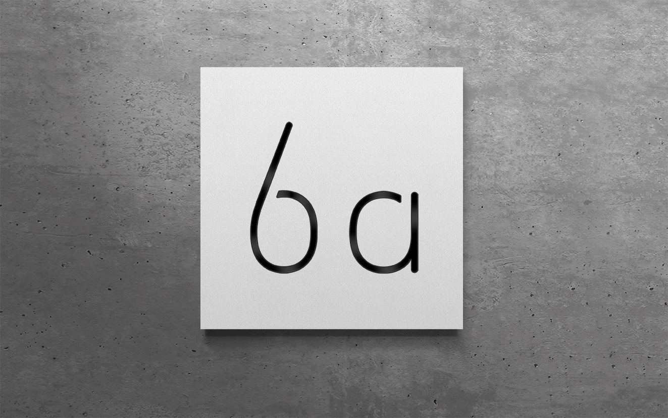Beleuchtete Hausnummer 6a in RAL9010, Tagansicht