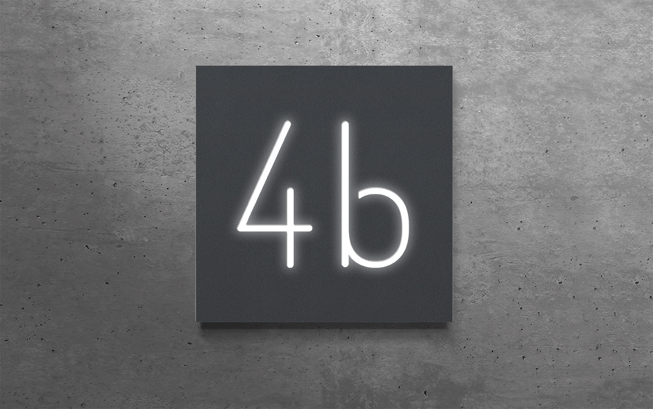 Beleuchtete Hausnummer 4b in RAL7016
