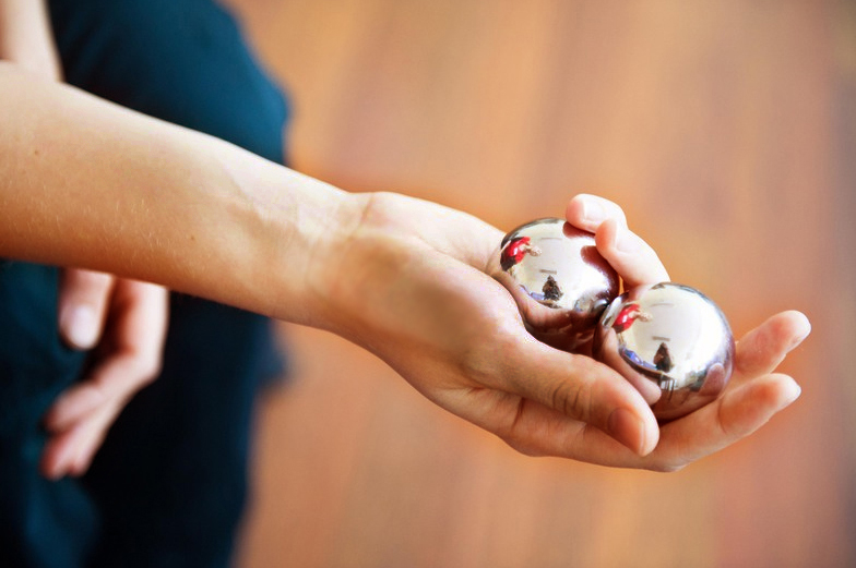 Ergotherapie-Maßnahme mit Kugeln in einer Hand
