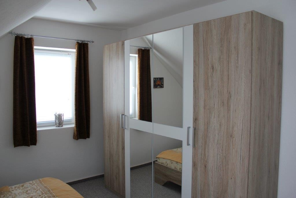 Schlafzimmer 1