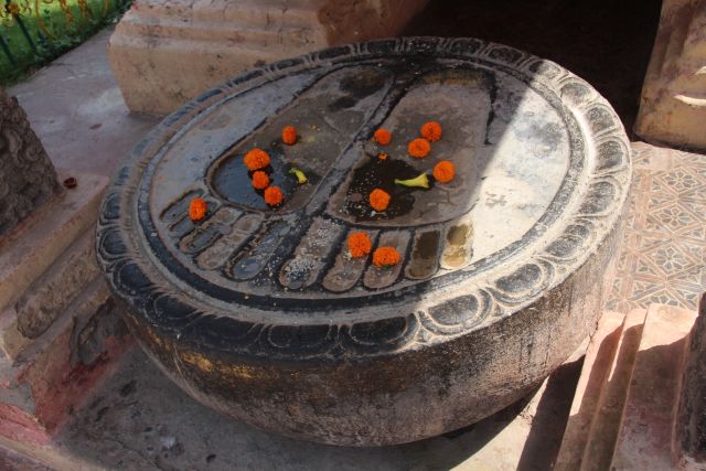 マハーボーディー寺院（大菩提寺）の仏足石です