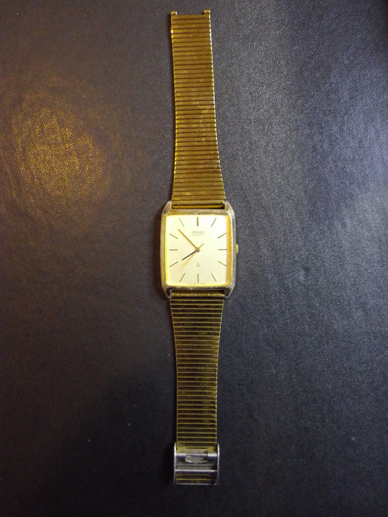 時計電池交換の一例です 買い取りショップ お金のなる喜 町田駅