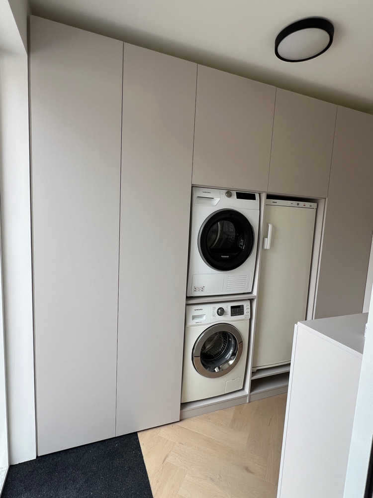 Maatwerk kast met ingebouwde wasmachine, droger en hoge koelkast