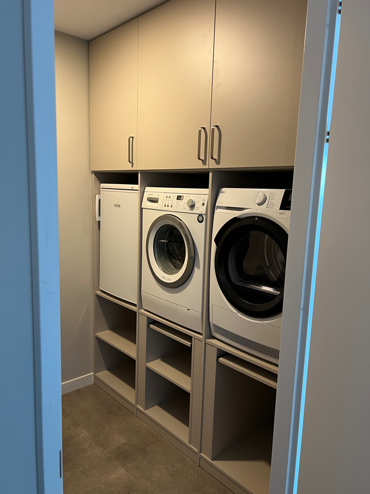 Maatwerk kast met ingebouwde wasmachine, droger en koelkast