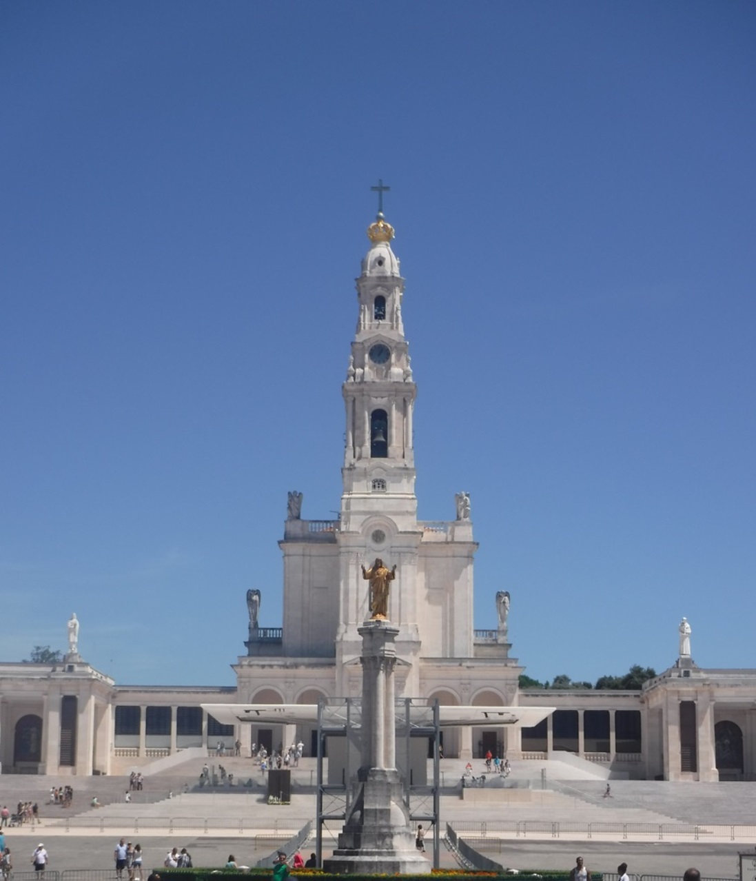 statue de Notre-Dame devant la basilique