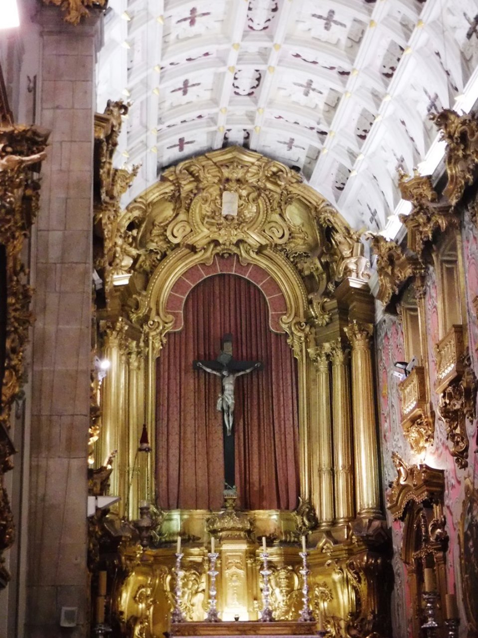 Le choeur de l'église de Santa Cruz avec la voute richement décorée