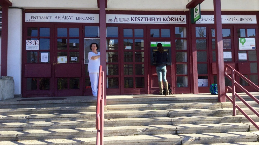 Центральный вход в Кестхейскую больницу