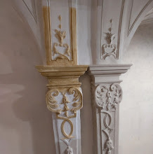Das barocke Farbkonzept mit ockerfarbigem Stuck und naturweißen Nullflächen wurde befundet und als Musterfläche angesetzt. 