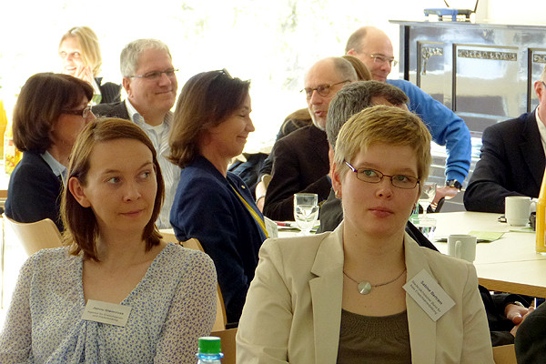 Ebenfalls an der Studie interessiert (von links): Dr. Janou Glencross (Agentur für Erwachsenen- und Weiterbildung) und Sabine Bertram (nbeb).