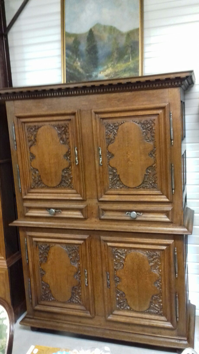 Ancien buffet 4 volets en chêne sculpté